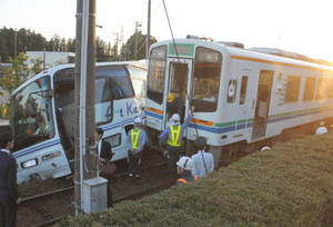 天浜線とバス衝突 掛川の踏切