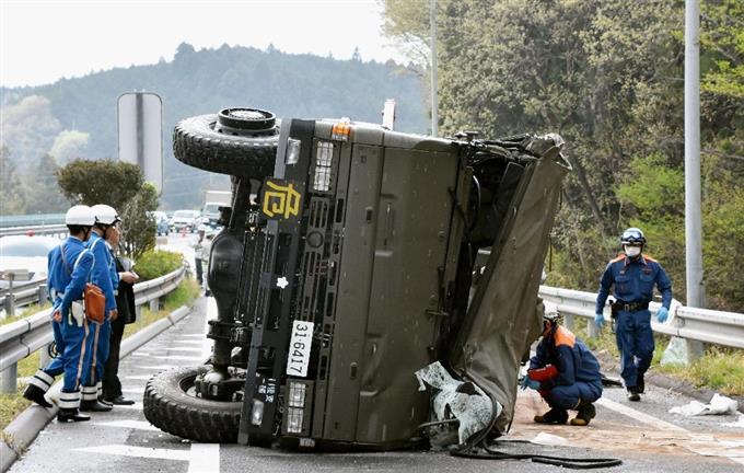 熊本地震で出動中 自衛隊車両が横転 矢板の東北道、１人けが