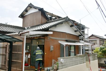 木造住宅全焼、焼け跡に２人の遺体 愛知・東海