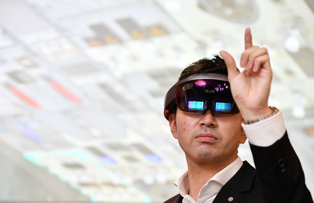 JAL、MS「ホロレンズ」でパイロット訓練 737の操縦室再現