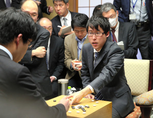 自己の棋風 貫いて偉業 井山王座が七冠
