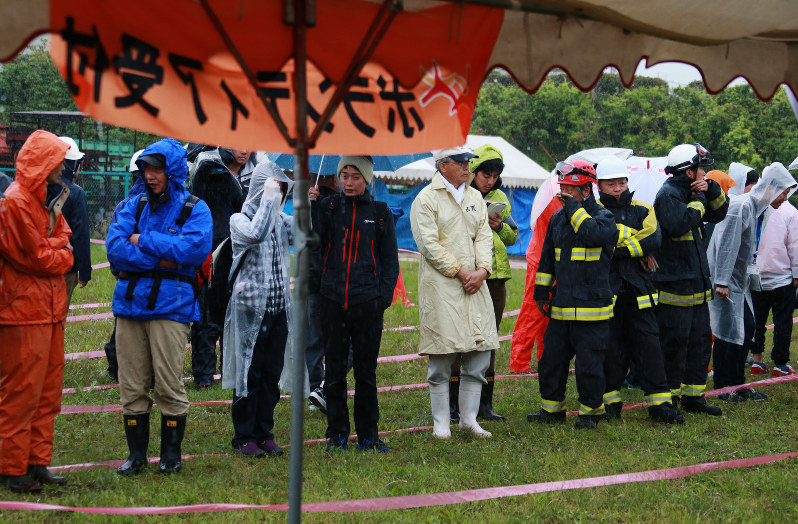 熊本地震:発生１週間 益城町でボランティア受け付け開始