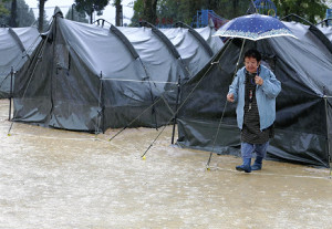 強い雨で捜索中断、１６万人に避難勧告・指示