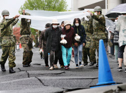 熊本地震、大雨で捜索中断 ＪＲ鹿児島線は全線復旧