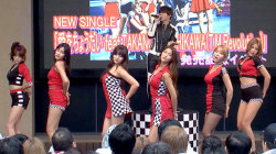 西川貴教、韓国美女「AOA」に囲まれデレデレ