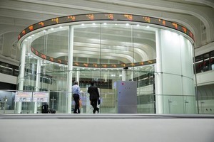 東証前引け、小幅に反落 リスク回避の売り優勢