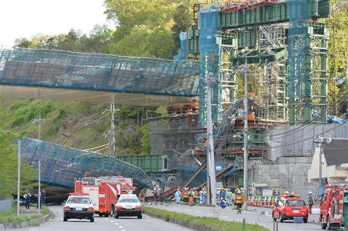 高速道路で工事中の橋桁落下 １０人けが 神戸