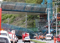 橋桁落下、2人心肺停止=新名神工事現場-神戸