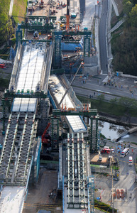 高速道路で工事中の橋桁落下 2人死亡8人けが