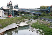 かしぎひしゃげた橋桁=作業員転落、目の前に-「もう少しで巻き込まれていた」