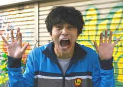 東出昌大、が“三枚目”に!マヌケ姿の映像解禁『ヒーローマニア-生活-』