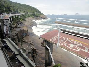 高架式の自転車レーン崩落 ブラジル