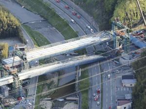 橋桁落下、２人死亡８人重軽傷…新名神建設中 2016年04月23日 01時46分