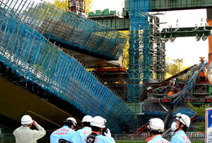 業過致死傷容疑視野に捜査へ＝橋桁落下の１０人死傷事故－兵庫県警