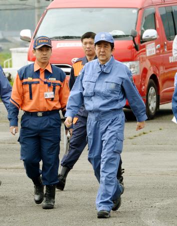 安倍首相が熊本入り＝被災者らを激励
