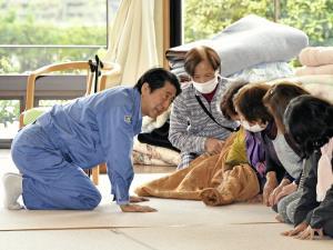 安倍首相、被災地を視察…避難所では支援約束 2016年04月23日 13時12分