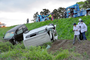 車２台が衝突、堤防のり面に転落 ２人死亡３人重軽傷