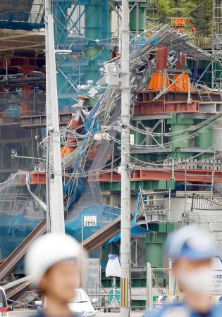 橋桁支えるジャッキ4つのうち2つ崩落