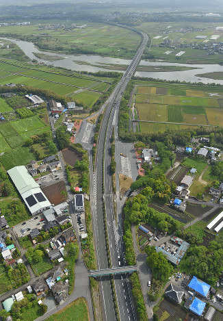 熊本地震:九州道、４月中に全線復旧へ 石井国交相