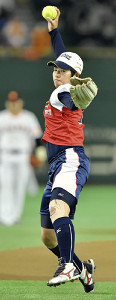 ソフトボールの上野由岐子、巨人戦で始球式