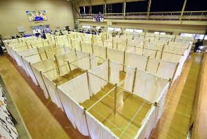 プライバシー確保、小学校体育館に間仕切り 2016年04月24日 21時43分