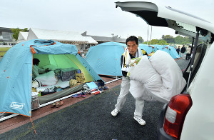 「足伸ばして眠れる」…野口健さんがテント提供 2016年04月25日 07時23分