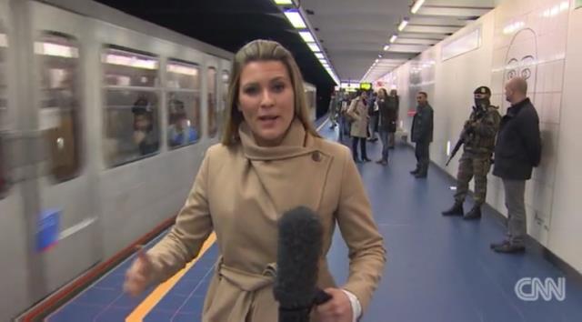 テロ被害の地下鉄駅が再開、掲示板に追悼の言葉 ベルギー