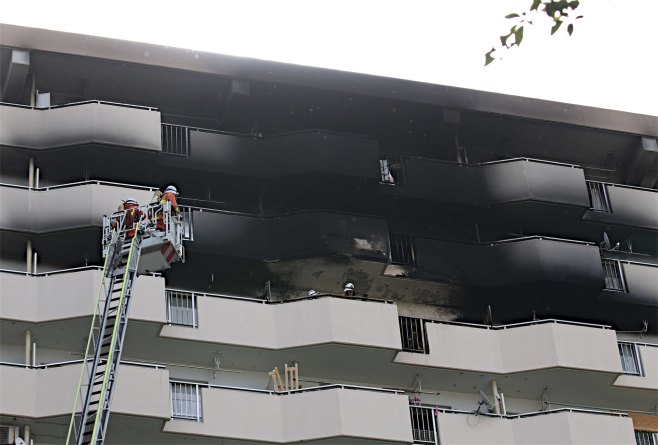 高層マンションで火事 4人重傷