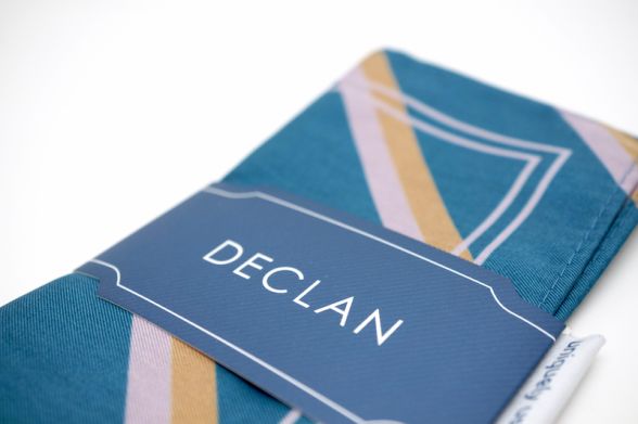 見た目はシルク、機能はスマホ拭き。名ハンカチ・デクラン!