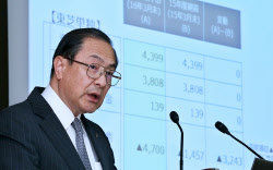 東芝社長「パソコン統合白紙」 富士通などと