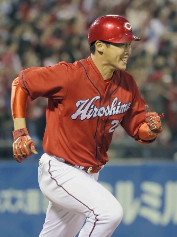 新井愛されて２０００安打「幸せな選手だと思う」