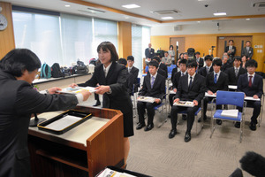 山梨大大村智記念基金奨学金授与式 「より一層勉学に励みたい」