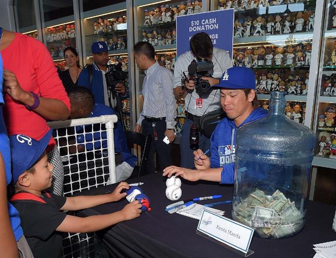 ドジャース前田投手らが慈善サイン会