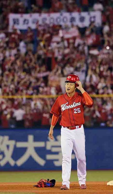 おめでとう広島・新井選手 ２０００安打達成 「次はＶを」地元歓喜 ／広島