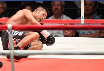 ボクシング:内山、12度目防衛失敗 まさかの二回KO