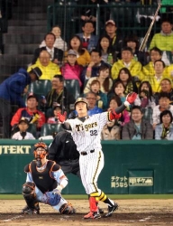 阪神新井、完封阻止の130M弾「自分のスイング」