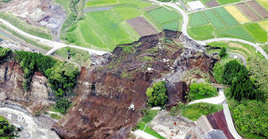 線路250m流失、復旧見えず…南阿蘇鉄道 2016年04月28日 14時36分