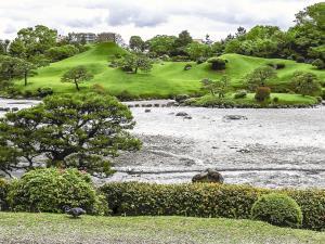 地下水、地震後に異変…水前寺公園の池干上がる 2016年04月28日 15時48分