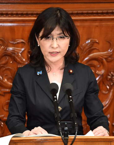 自民党の稲田政調会長が靖国神社を参拝