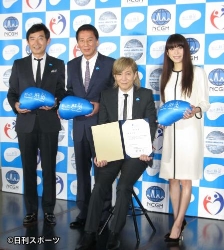 骨折中の小室哲哉、肝炎対策大使に テーマ曲制作へ