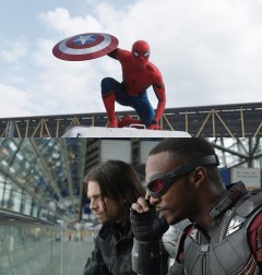 スパイダーマン、余裕のおしゃべりを披露する『シビル・ウォー』アクションシーン!