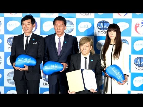 小室哲哉、肝炎対策大使に就任 松葉杖で登場