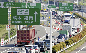 熊本県、仮設住宅建設着手…大分で29日も5強 2016年04月30日 00時51分