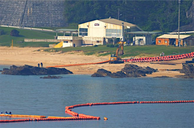 辺野古で浮具の撤去開始 政府、移設訴訟の和解受け