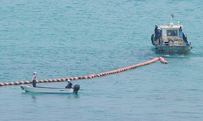 フロートの陸揚げ始まる 名護市辺野古