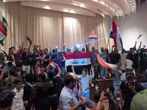 イラク国会に反政府デモ乱入 米副大統領訪問に反発か