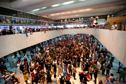 イラク、シーア派デモ隊が議会突入 非常事態宣言