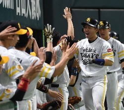 ソフトB逆転勝ち 中村晃3ランで決めた、武田8回途中2失点3勝目