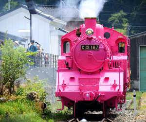 5月1日は「恋の日」、SLもピンクに 鳥取・若桜鉄道