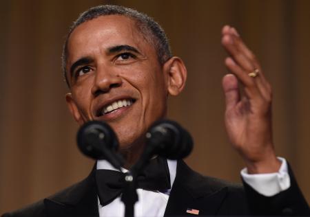 オバマ氏、トランプ氏皮肉り笑い誘う 夕食会で毒舌発揮